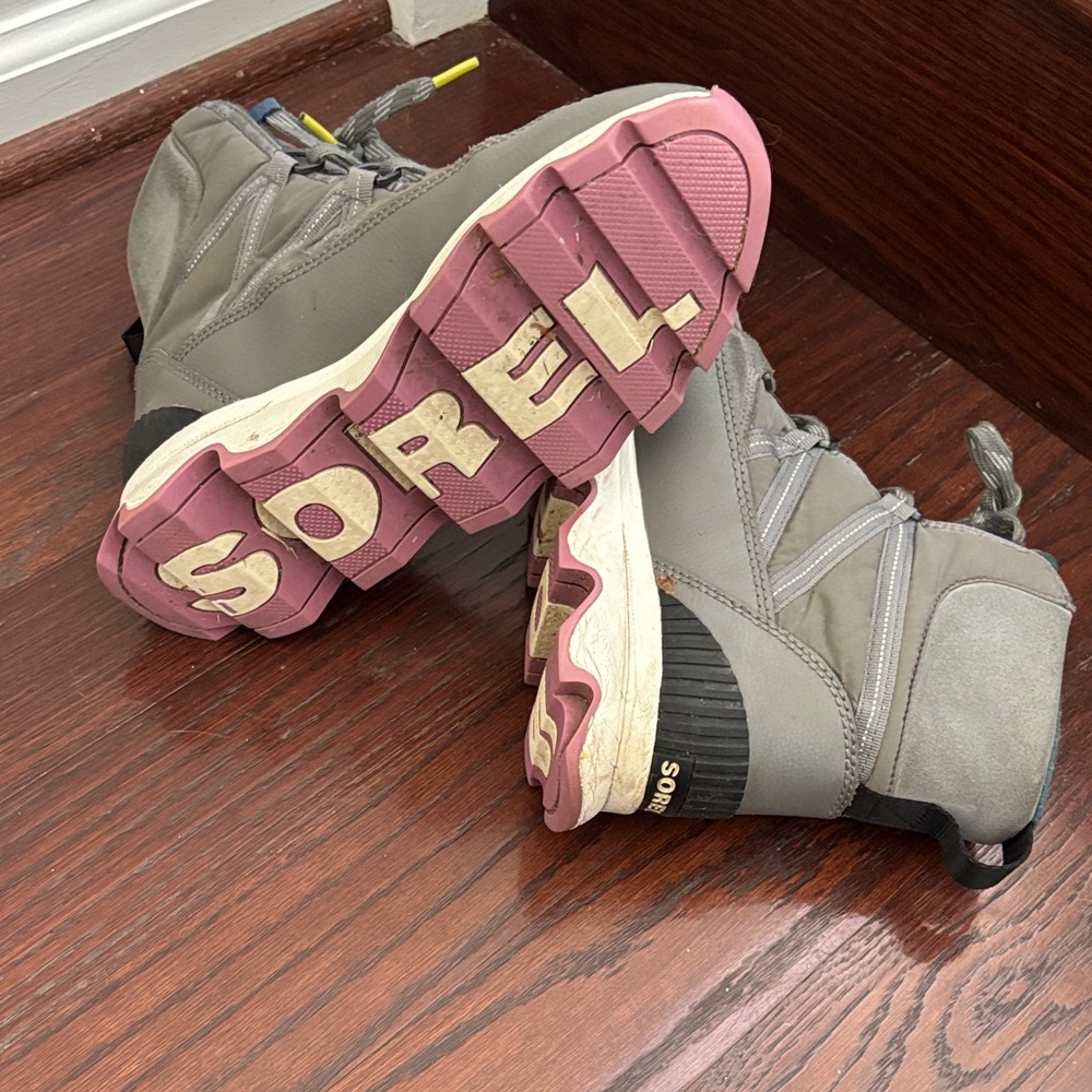 Sorel Gray Kinetic  Sport Sneaker Boots with Yellow Highlights - Picture 4 of 4
